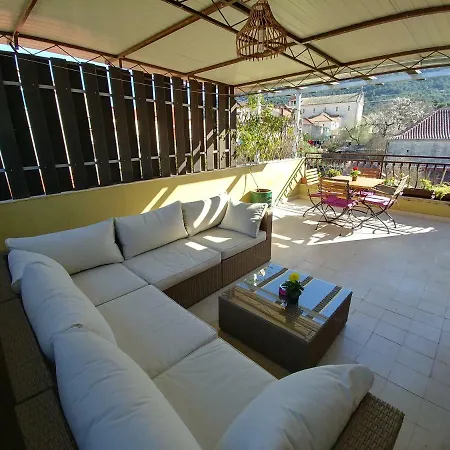 Spacious 3 Bedroom Ap. - Quiet Center! Appartamento