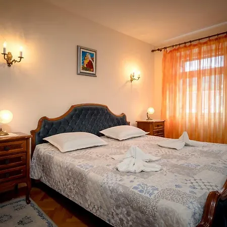 Spacious 3 Bedroom Ap. - Quiet Center!