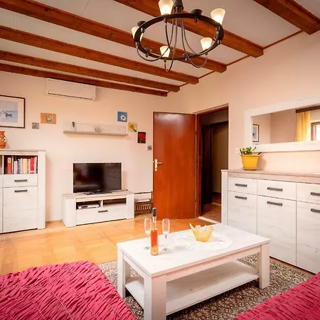 Apartment Spacious 3 Bedroom Ap. - Quiet Center! *