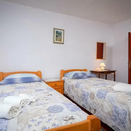 Apartment Spacious 3 Bedroom Ap. - Quiet Center!
