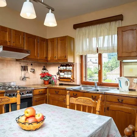 Apartment Spacious 3 Bedroom Ap. - Quiet Center! *
