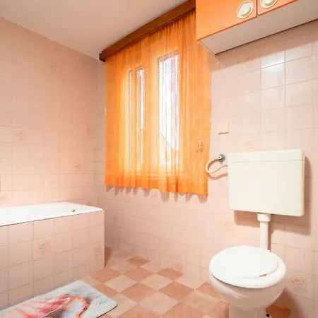 Spacious 3 Bedroom Ap. - Quiet Center!