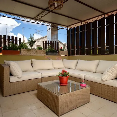 Spacious 3 Bedroom Ap. - Quiet Center! *
