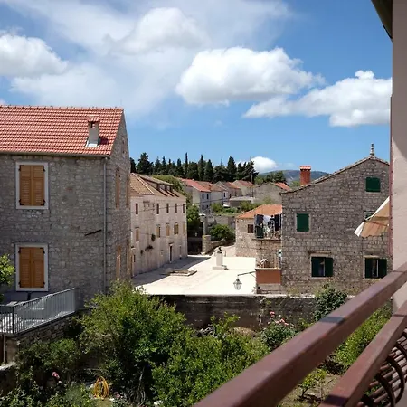 Apartment Spacious 3 Bedroom Ap. - Quiet Center! *
