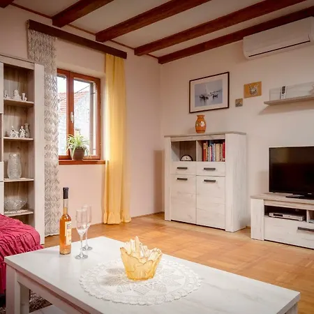 Spacious 3 Bedroom Ap. - Quiet Center! *