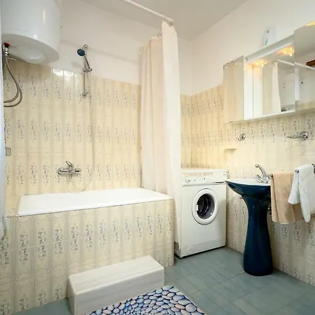 Apartment Spacious 3 Bedroom Ap. - Quiet Center! *